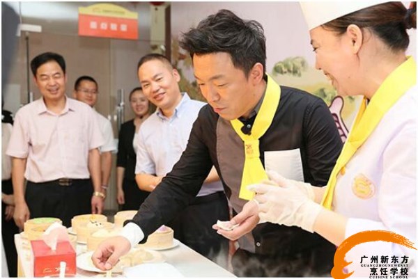 广州新东方烹饪学校_黄渤品尝名小吃 广州新东方烹饪学校_黄渤品尝名小吃