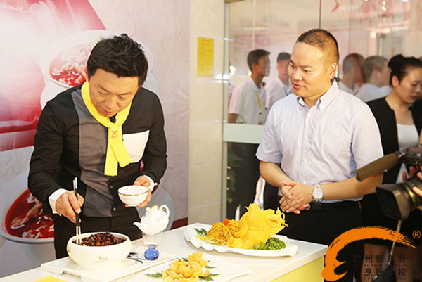 广州新东方烹饪学校_黄渤品尝水煮鱼 广州新东方烹饪学校_黄渤品尝水煮鱼