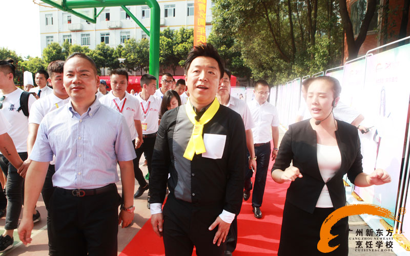 全能男神黄渤现身新东方校园 体验快乐烹饪 全能男神黄渤现身新东方校园 体验快乐烹饪