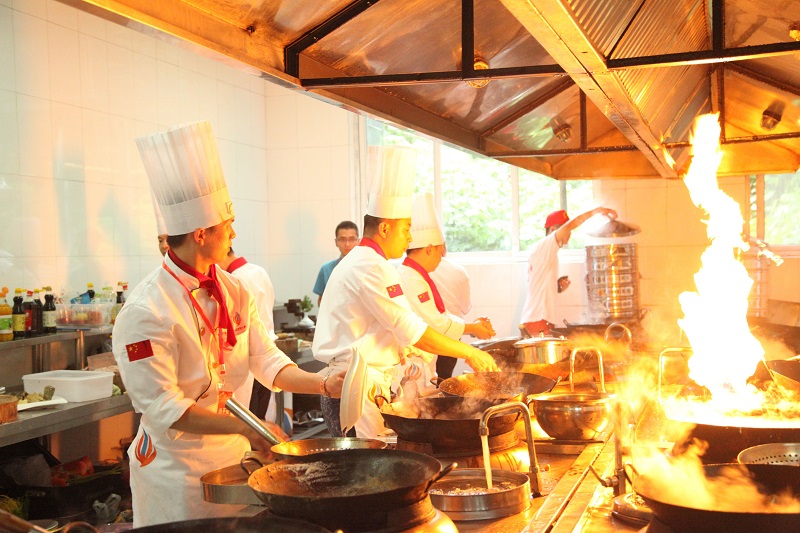 广州新东方烹饪学校_职业教育“无声的宣告”：学做菜也能传递人生“正能量