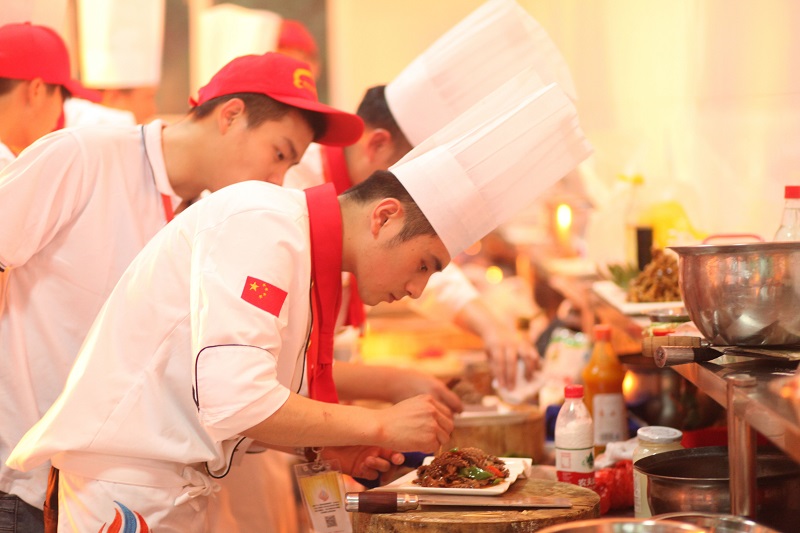 广州新东方烹饪学校_职业教育“无声的宣告”：学做菜也能传递人生“正能量