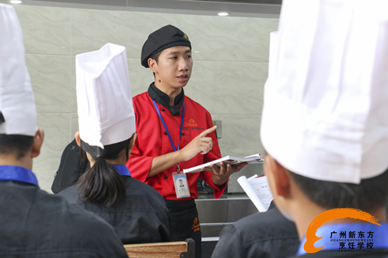 金牌大师与西餐学生的实训课堂:没有文武双全的厨师不是好老师 金牌大师与西餐学生的实训课堂:没有文武双全的厨师不是好老师