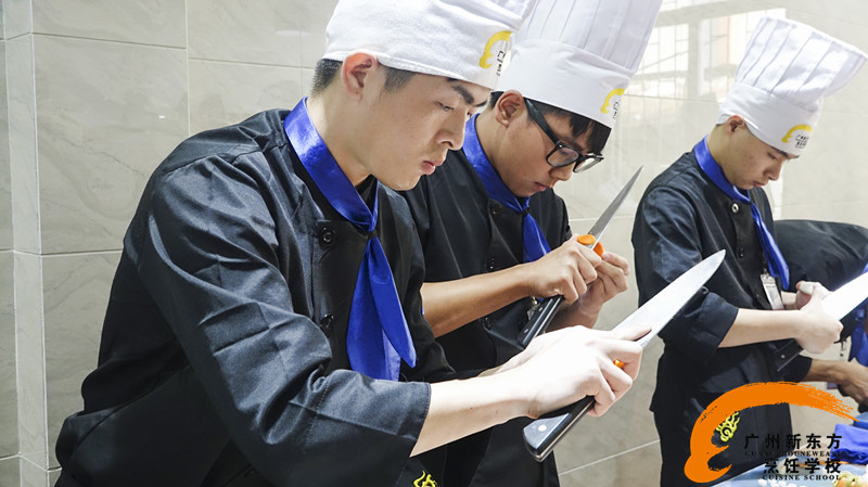 广州新东方烹饪学校_为什么同是厨师，他们可以轻松月入过万，而你不能？