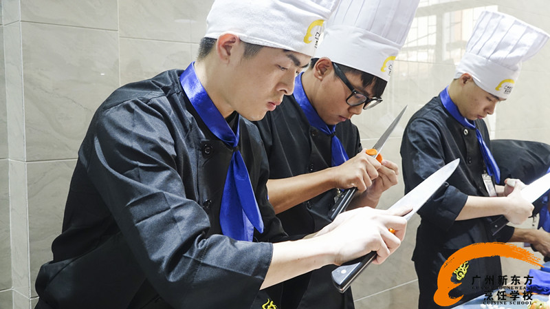 广州新东方烹饪学校_为什么同是厨师,他们可以轻松月入过万,而你不能? 广州新东方烹饪学校_为什么同是厨师,他们可以轻松月入过万,而你不能?
