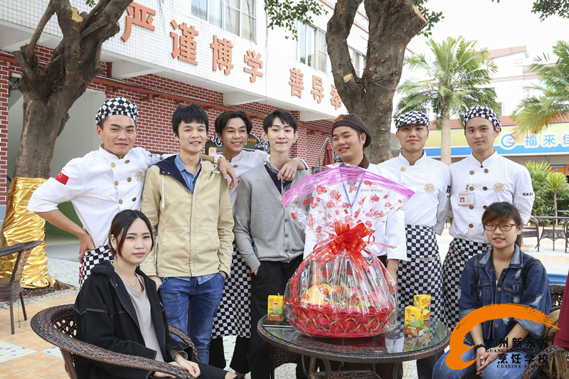 西点学校 优秀毕业生回访母校 西点学校 优秀毕业生回访母校