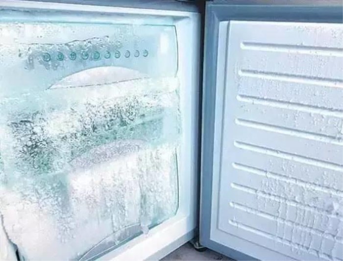 家里的冰箱里的结霜太厚怎么清理？加入热水可以吗？