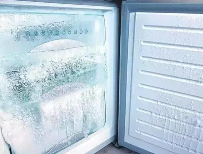 家里的冰箱里的结霜太厚怎么清理?加入热水可以吗? 家里的冰箱里的结霜太厚怎么清理?加入热水可以吗?