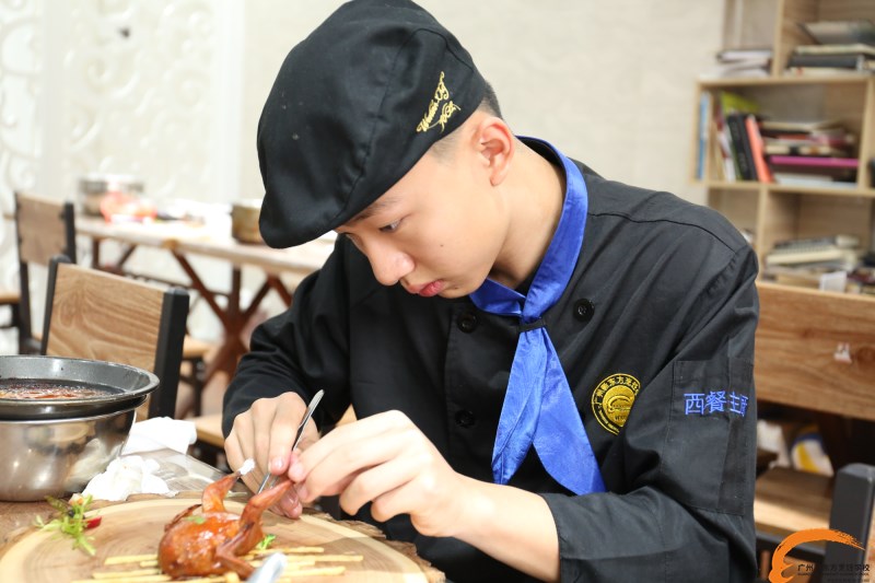 学厨师去哪里好？广州新东方烹饪学校怎么样？