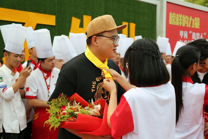 《绝世高手》路演走进新东方烹饪学院  欢乐不断 “笑果”不俗