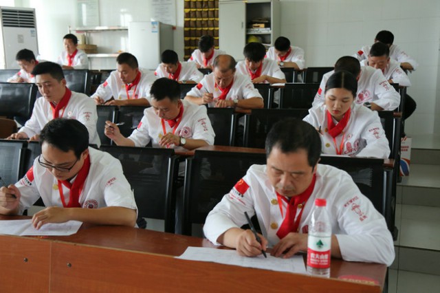 “丘比杯”第四届中国新东方烹饪技能大赛教师组决赛启幕 