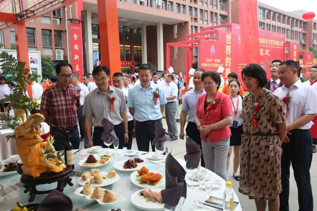“厨神争霸 巅峰对决”—— “丘比杯”第四届中国新东方烹饪技能大赛隆重启幕