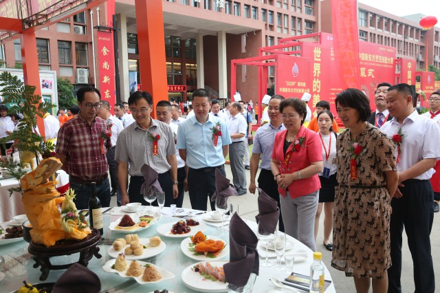“厨神争霸 巅峰对决”—— “丘比杯”第四届中国新东方烹饪技能大赛隆重启幕 “厨神争霸 巅峰对决”—— “丘比杯”第四届中国新东方烹饪技能大赛隆重启幕