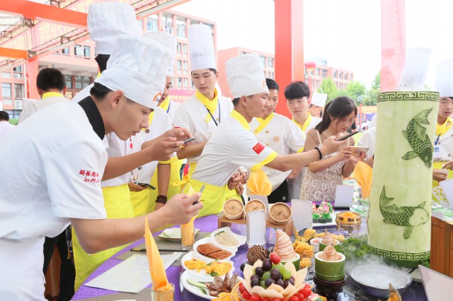 “厨神争霸 巅峰对决”—— “丘比杯”第四届中国新东方烹饪技能大赛隆重启幕