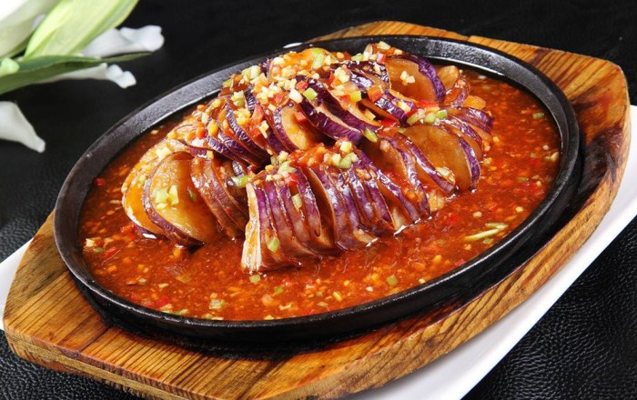 【特色菜】铁板盘龙茄 咸鲜可口油而不腻 【特色菜】铁板盘龙茄 咸鲜可口油而不腻
