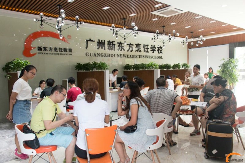 【广州新东方报名热】家长纷至沓来 只为争抢名额 【广州新东方报名热】家长纷至沓来 只为争抢名额