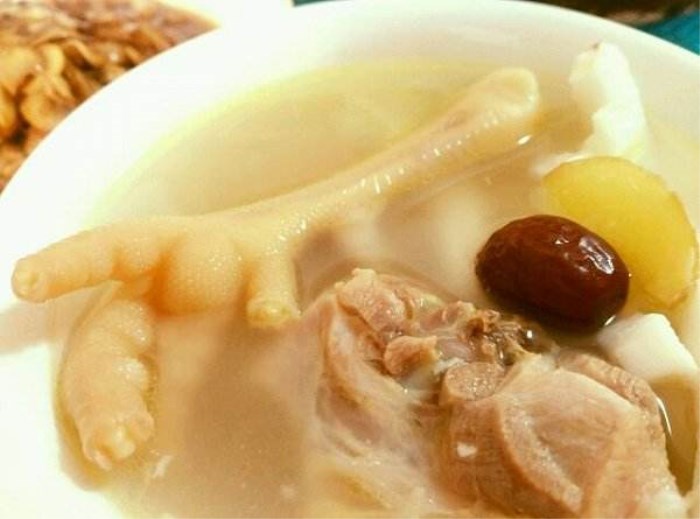 椰子老鸡汤清甜爽口   广东人十分喜爱的养颜汤水