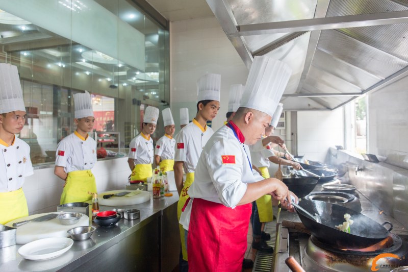 2017西餐厨师和中餐厨师哪个就业好？薪资更多？
