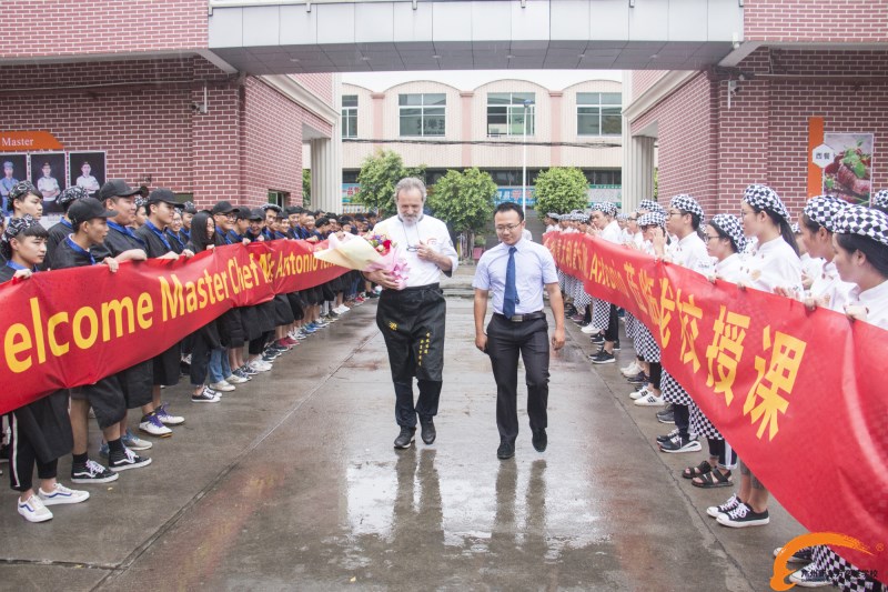 新东方烹饪学校：广州新东方学子热烈欢迎安东尼奥大师