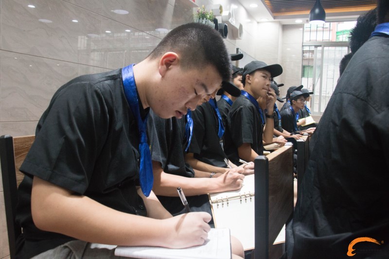 新东方烹饪学校:学子们认真听课做笔记 新东方烹饪学校:学子们认真听课做笔记