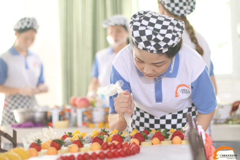 为什么越来越多的女生学厨师？女生学厨师到底有什么优势呢？西点培训学校