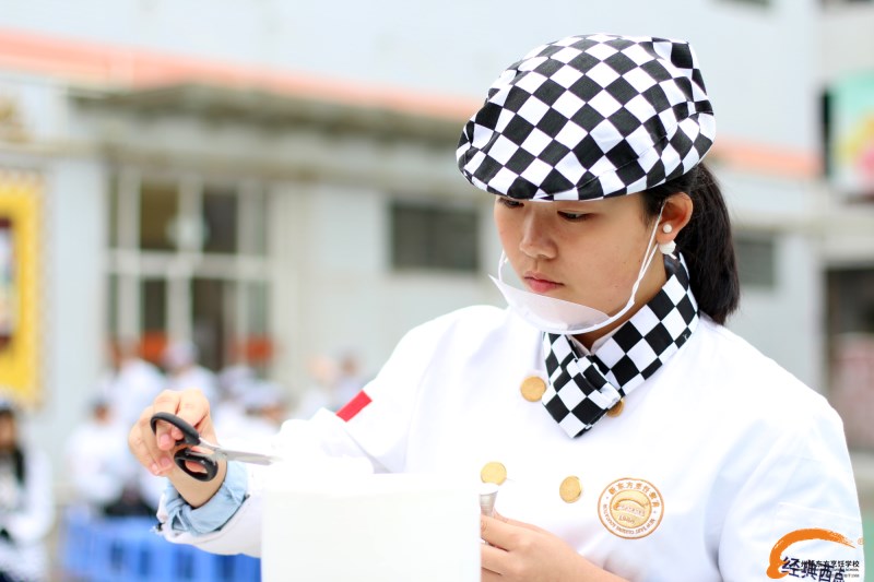 为什么越来越多的女生学厨师?女生学厨师到底有什么优势呢?西点培训学校 为什么越来越多的女生学厨师?女生学厨师到底有什么优势呢?西点培训学校