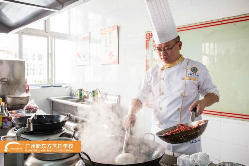广东烹饪学院老师进校园丨粤港澳烹饪老师万波涛来校授课 广东烹饪学院老师进校园丨粤港澳烹饪老师万波涛来校授课