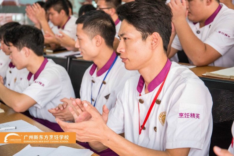 广东烹饪学院老师进校园丨粤港澳烹饪老师万波涛来校授课 广东烹饪学院老师进校园丨粤港澳烹饪老师万波涛来校授课