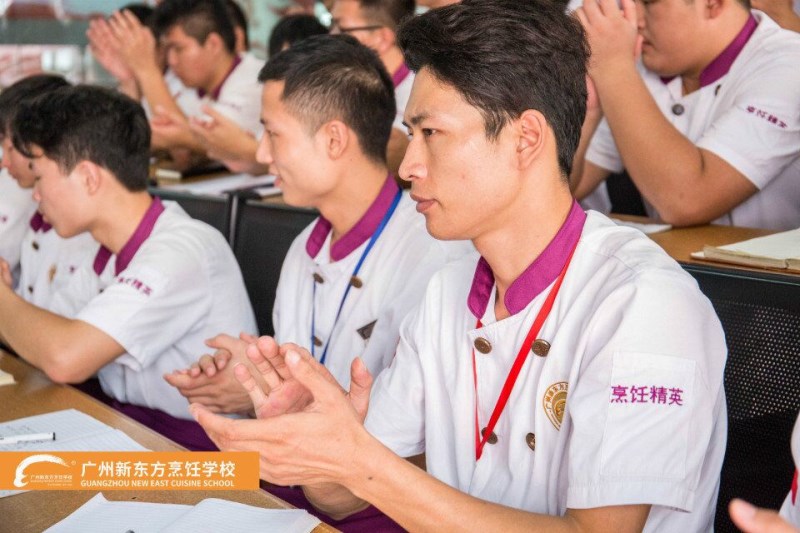 广东烹饪学院老师进校园丨粤港澳烹饪老师万波涛来校授课