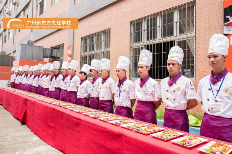广东厨师学校:金领大厨vs川湘大厨 宴席作品同台竞技 广东厨师学校:金领大厨vs川湘大厨 宴席作品同台竞技