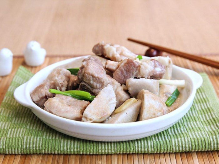 在线教做菜:味道浓郁的芋头焖排骨 肉质鲜美营养全 在线教做菜:味道浓郁的芋头焖排骨 肉质鲜美营养全