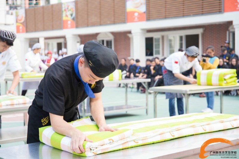 寓教于乐 广州新东方叠军被比赛 展现学子良好精神风貌 寓教于乐 广州新东方叠军被比赛 展现学子良好精神风貌