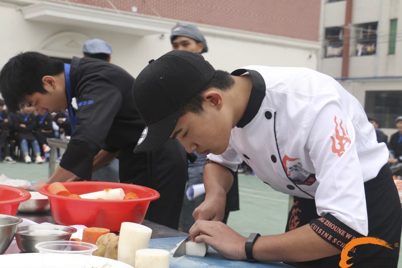 广州新东方举行西餐刀工技能大赛 共同成长