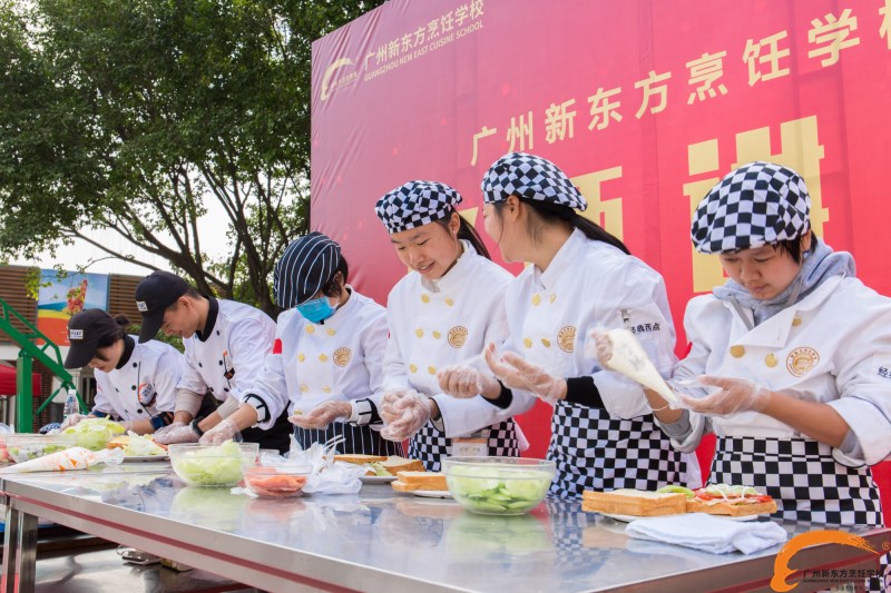 新东方烹饪烘焙大师进校园 传授烘烤工艺技巧