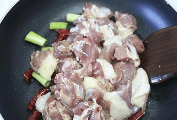 风味独特菜肴啤酒鸭 冬天必不可少的一道美味菜肴