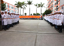 �����¶������ѧУѧ����ӭ������Ա����